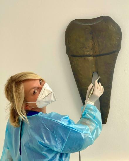 Dr. Barbara Fritz im Schutzanzug Coronavirus